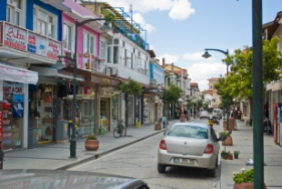 Las calles de Çesme están tranquilas la mayor parte del año, pero en verano los turistas se apoderan de ellas.