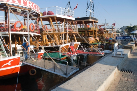 En la Marina-D están los barcos a la espera de turistas para realizar un viaje hacia el mar.