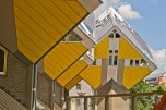 Es un complejo de viviendas que tiene forman forma de cubos torcidos, y pintados con un amarillo cremita que no las favorece.