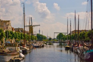 Delfshaven fue alguna vez la salida al mar de una de las ciudades cercanas a Rotterdam. Pero en realidad están tan cerca que hoy ese puerto es un barrio de la ciudad de Rotterdam propiamente dicha.