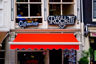El turismo porrero es gran negocio en Ámsterdam. Los coffeeshops están en todas las esquinas, y ahí todos los adolescentes españoles que van a fumar porro lejos de mamá y papá.