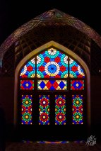 Esta foto se tomo al mediodia, pero temprano en la manana, los rayos de sol atraviesan de lado a lado la mezquita con los colores de los vitrales.